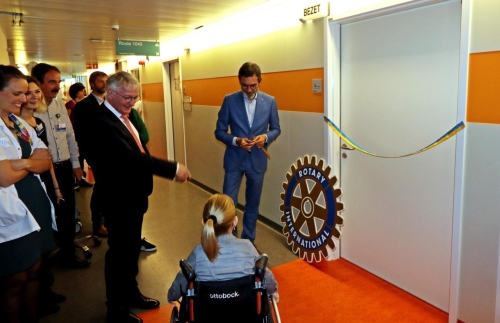 Het knippen van het lint ... met Voorzitter Jan De Geest en Commissievoorzitter Jozef Verschueren