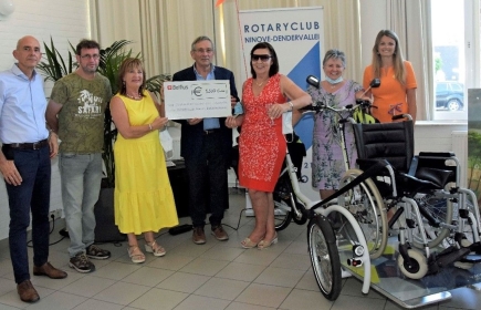 Schenking cheque 1.500€ bijdrage voor aankoop rolstoelfiets